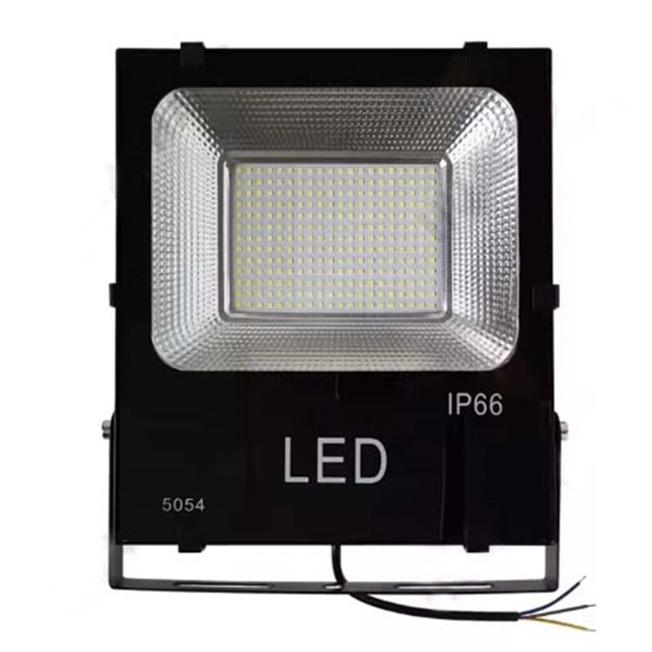 Lampu Banjir Diterajui Untuk Menanam Tumbuhan